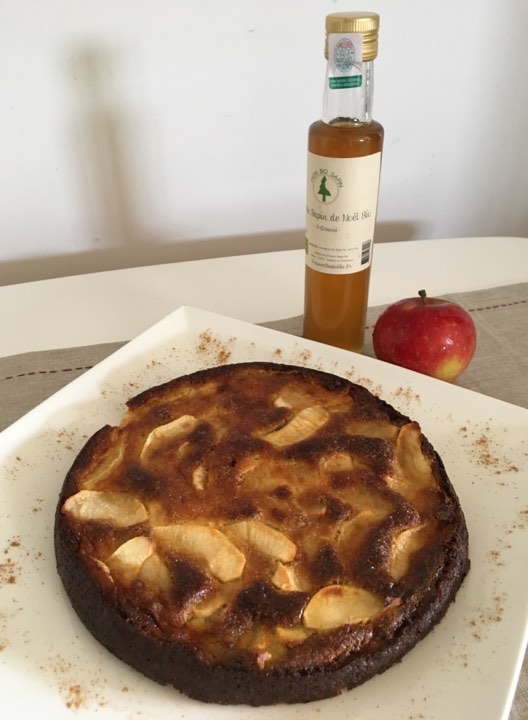 Gâteau aux pommes à l'eau florale de sapin et sirop de sapin bio