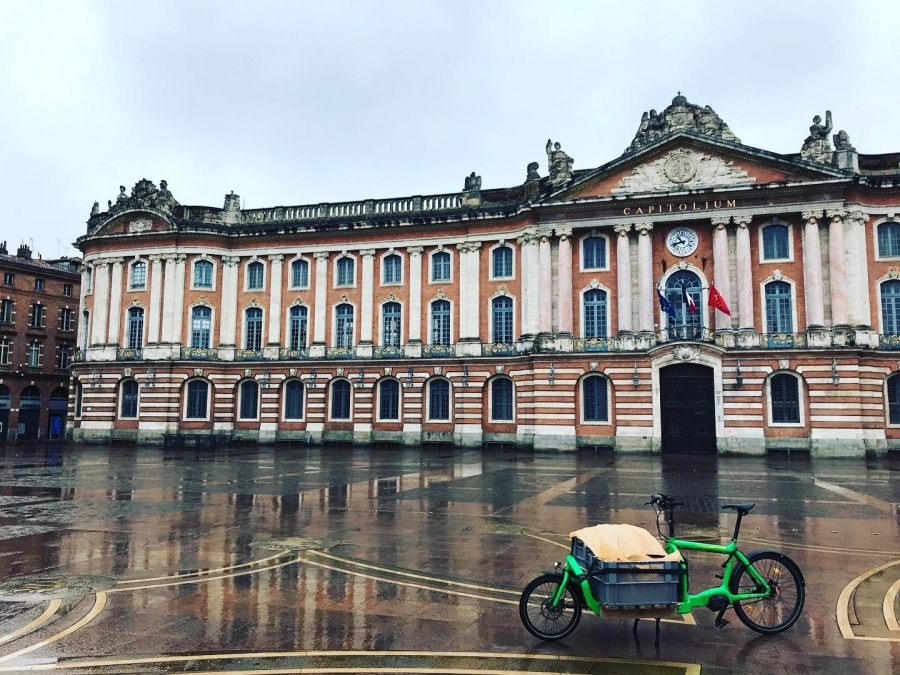 Livraison de votre Sapin Bio en Vélo Cargo sur Toulouse !